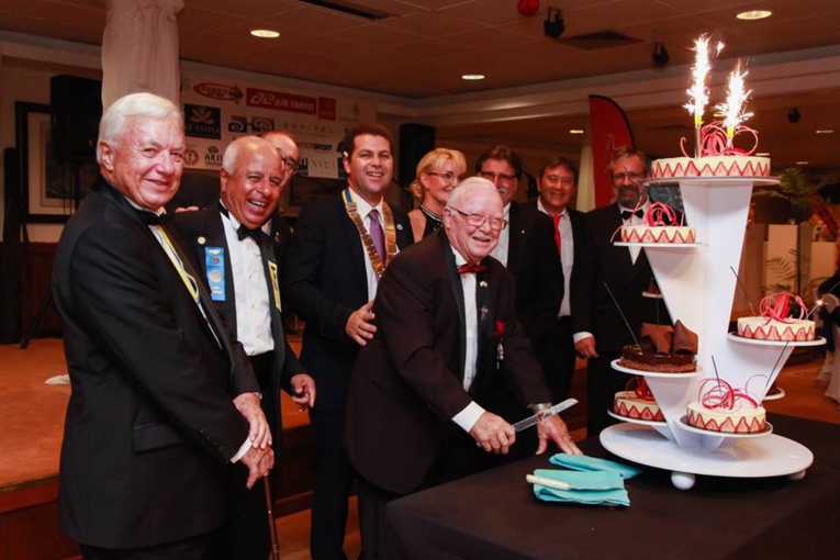 Le gâteau d’anniversaire des 59 ans du Rotary club a été découpé par Charles Trondle, doyen des Rotariens, entouré des anciens présidents.
