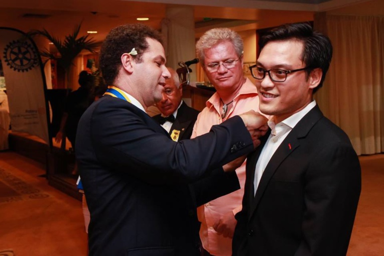 Intronisation de Tuhiti Sanford par le président du Rotary. Il devient ainsi le benjamin du club.