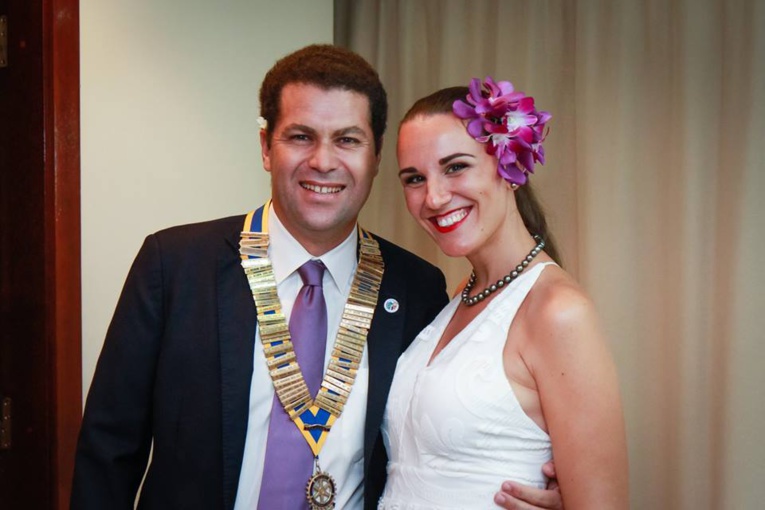 Le président du Rotary, Mourad Mikou, portant le collier des présidents, aux côtés de son épouse, Canelle. Le président du Rotary, Mourad Mikou, portant le collier des présidents, aux côtés de son épouse, Canelle.