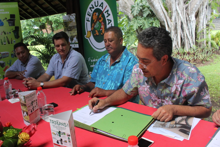 Le tout nouveau président du conseil syndical Fenua Ma, Dauphin Domingo, a signé une convention avec le président de l’assemblée, Marcel Tuihani.