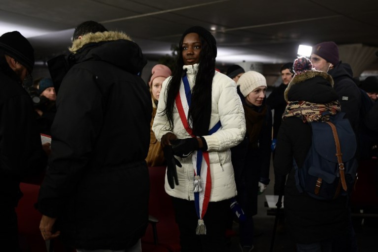 Paris: des élus ont dormi dehors, sous la neige, pour alerter sur le sort des sans-abri