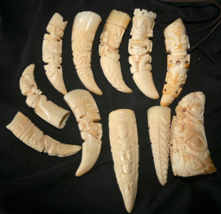 Même si elles sont très rares, les collectionneurs, en y mettant le prix, parviennent à se constituer de jolis lots de belles dents de cachalot gravées (collection privée). Même si elles sont très rares, les collectionneurs, en y mettant le prix, parviennent à se constituer de jolis lots de belles dents de cachalot gravées (collection privée).