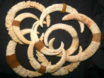 Très belle série de pendentifs marquisiens (ivoire de phacochère).