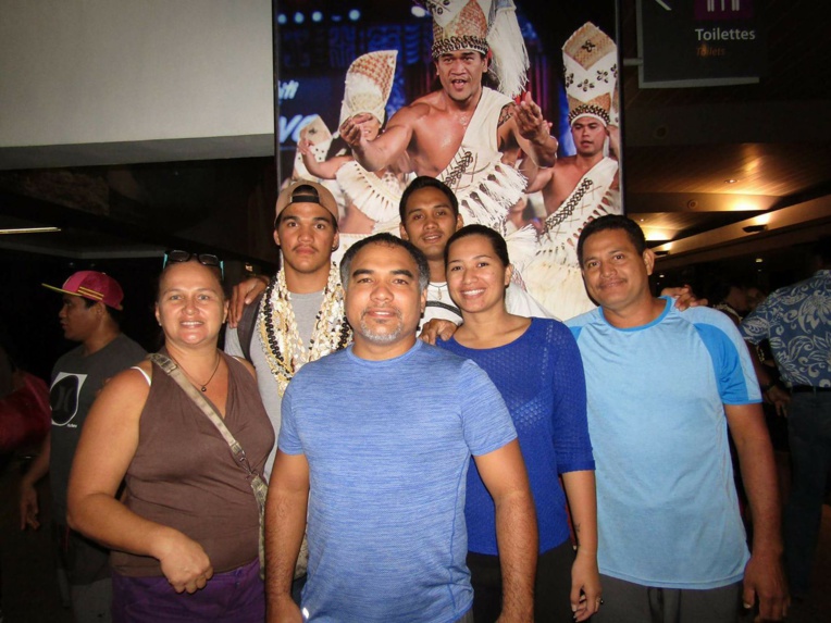 Teura et sa famille, au moment du départ en août Teura et sa famille, au moment du départ en août