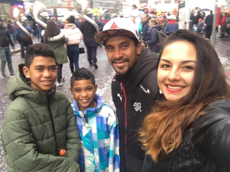 Heimanu Taiarui et sa petite famille en Suisse Heimanu Taiarui et sa petite famille en Suisse