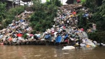 Indonésie: le défi titanesque de nettoyer le fleuve le plus pollué au monde
