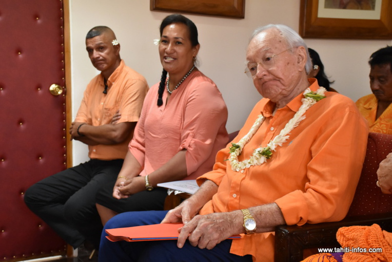 Gaston Flosse, Sylviane Terooatea et Woullingson Raufauore, le maire de Maupiti, vendredi au quartier général du Tahoera'a.