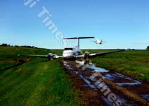 L’avion d’Air Alizé couché sur le ventre et le côté de la piste de Nadi (Source photo : Fiji Times) (122 Kb)