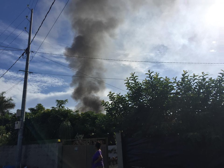 Incendie en cours à Pirae, la rue Gadiot bloquée Incendie en cours à Pirae, la rue Gadiot bloquée