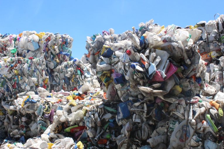 : Chaque catégorie de déchets est compactée en balles de 300 à 600 kg. : Chaque catégorie de déchets est compactée en balles de 300 à 600 kg.