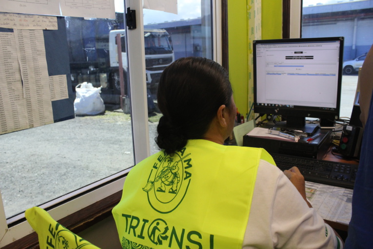 Chaque camion est pesé. Chaque camion est pesé.