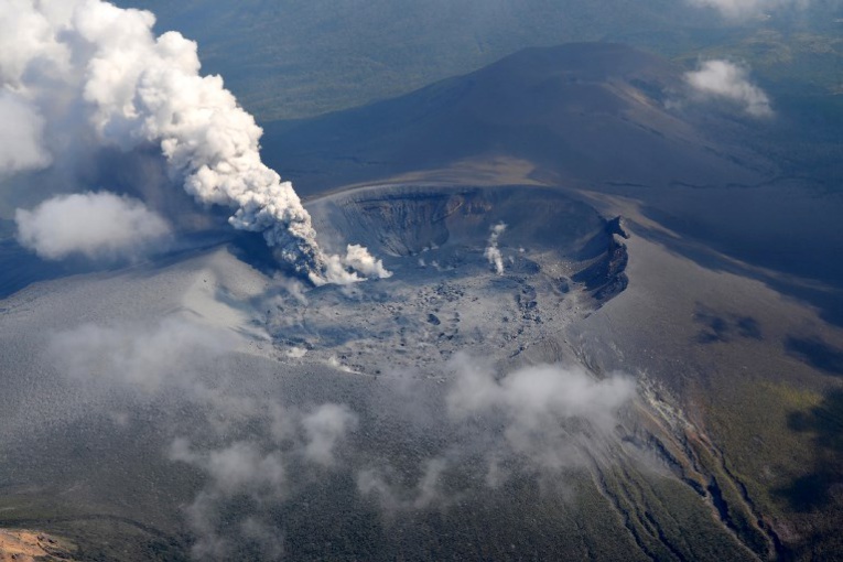 Eruptions explosives d'un volcan dans le sud du Japon