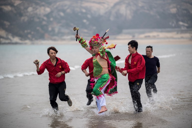 Dieux et pêcheurs se ruent à la plage pour le Nouvel an chinois Dieux et pêcheurs se ruent à la plage pour le Nouvel an chinois