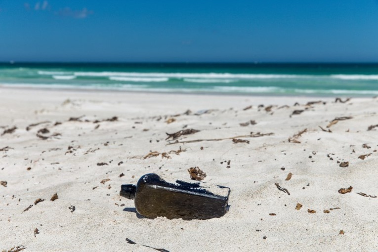 Jetée il y a 132 ans, la plus ancienne "bouteille à la mer" connue découverte en Australie