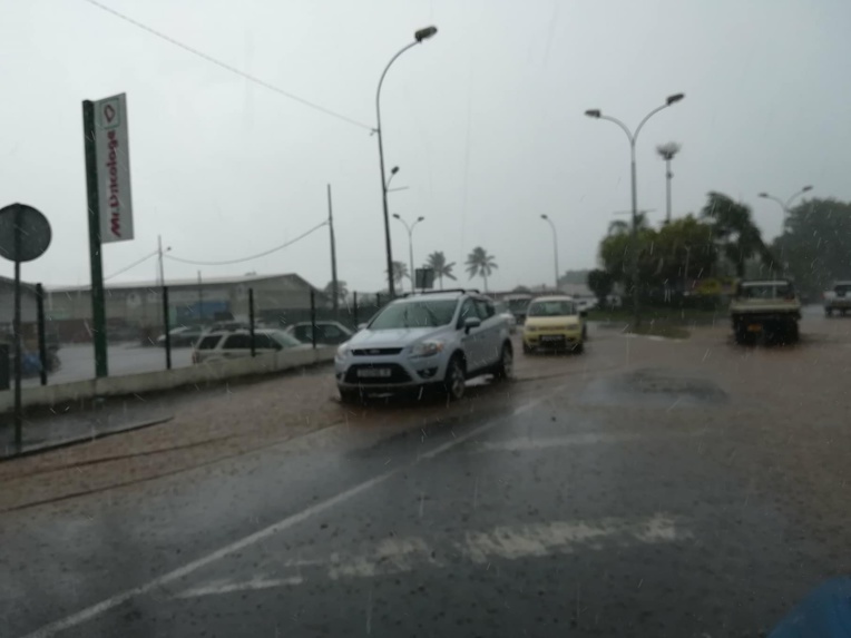 Les fortes pluies provoquent des embouteillages à Punaauia et Faa'a Les fortes pluies provoquent des embouteillages à Punaauia et Faa'a