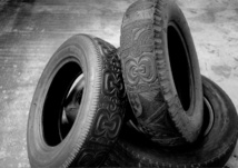 Une impressionnante colonne de pneus tatoués de l'artiste Andreas Dettloff accueillera les visiteurs. Une impressionnante colonne de pneus tatoués de l'artiste Andreas Dettloff accueillera les visiteurs.