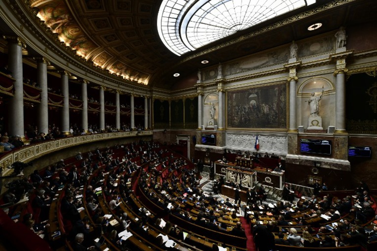 8 mars: l'Assemblée suspend brièvement ses travaux symboliquement à 15h40 8 mars: l'Assemblée suspend brièvement ses travaux symboliquement à 15h40