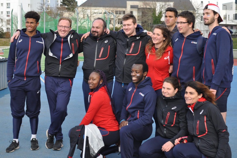 Teura se cache derrière le team France Teura se cache derrière le team France