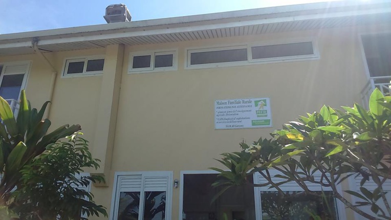 Créé en 1981, le Comité Polynésien des Maisons Familiales Rurales (CPMFR) représente les huit associations MFR auprès de l'Etat et du Pays. Temauri Foster est le président du Comité Polynésien des Maisons Familiales Rurales.