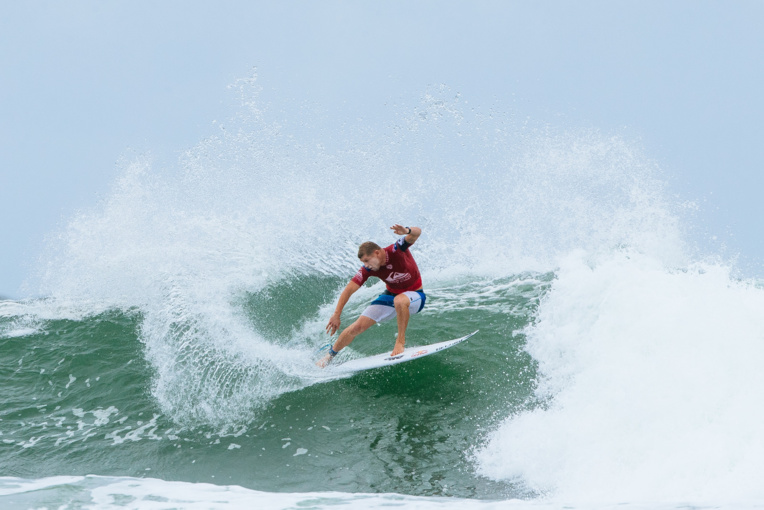 Une des dernières apparitions de Mick Fanning, qui se qualifie lui aussi pour le round 3 Une des dernières apparitions de Mick Fanning, qui se qualifie lui aussi pour le round 3