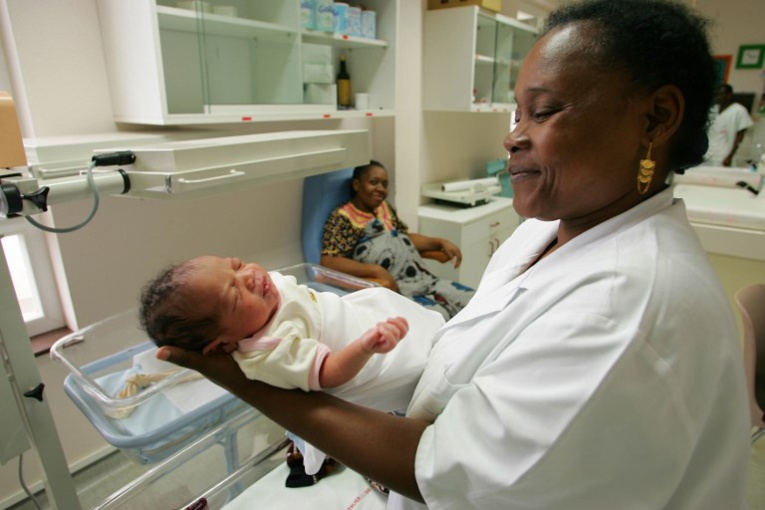 Mayotte: une "maternité internationale", sans toucher au droit du sol