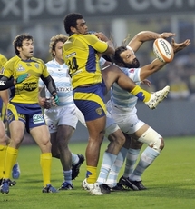 Top 14: Clermont se fait peur mais bat le Racing et défiera Toulon en demie