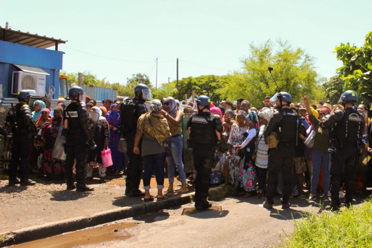 Mayotte: les barrages maintenus en attendant l'avis de la population Mayotte: les barrages maintenus en attendant l'avis de la population