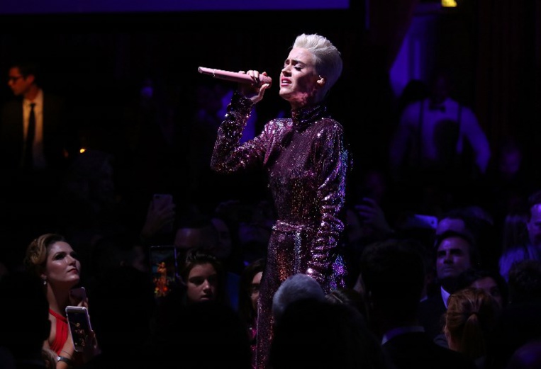 Controverse aux Etats-Unis autour d'un bisou volé par Katy Perry Controverse aux Etats-Unis autour d'un bisou volé par Katy Perry