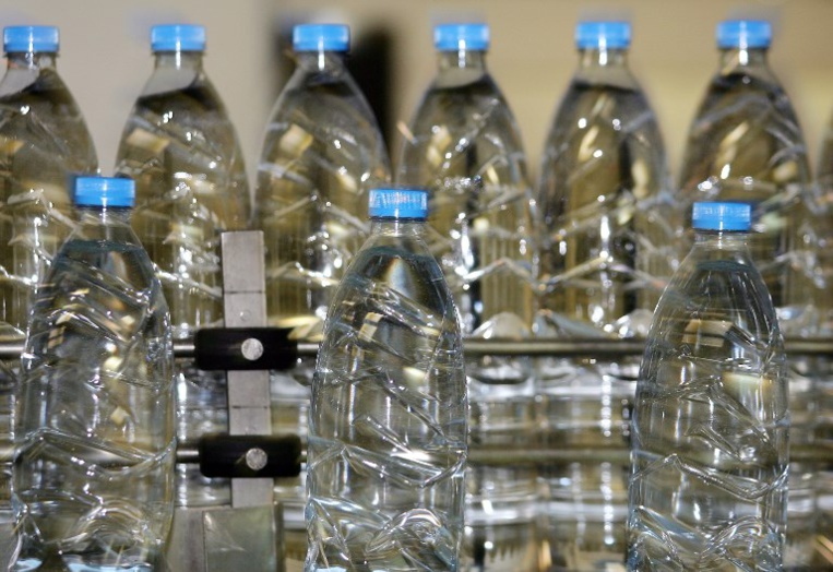 L'eau en bouteille de nombreuses marques contaminée par des particules de plastique L'eau en bouteille de nombreuses marques contaminée par des particules de plastique