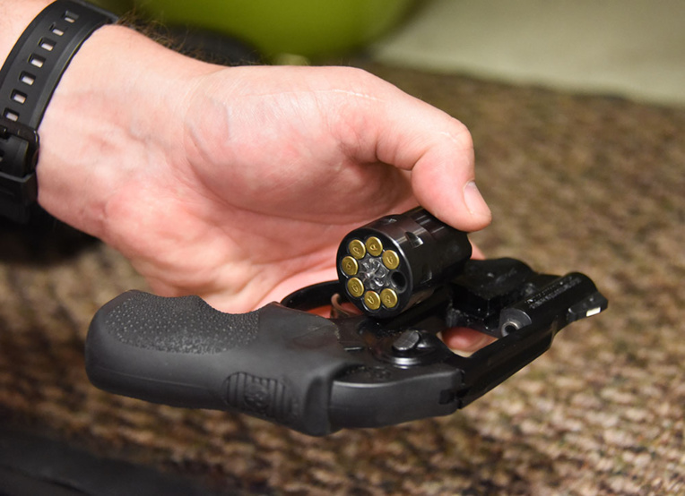 USA: un professeur tire accidentellement avec son arme en classe