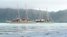 Arthur nous a fait parvenir encore quelques photos des va'a ancrées au motu Vaiamanu. Elles attendent des vents plus favorables pour naviguer vers Moorea.