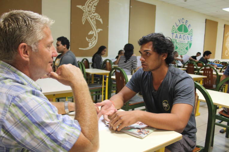 Tahiri en plein speed dating avec Serge Bernaix, un professionnel de l'entreprise Boyer.