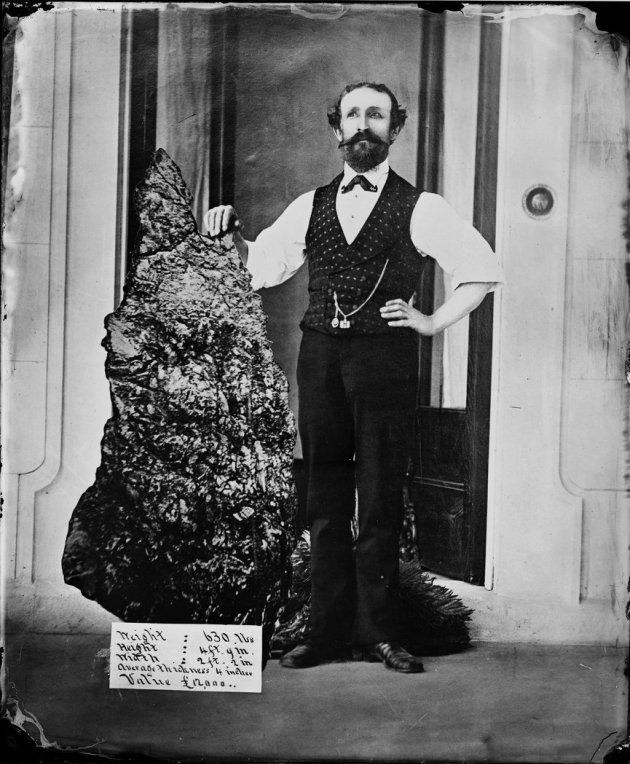 Bernhardt Otto Holterman posant, très fier, avec sa merveilleuse trouvaille, un bloc de quartz contenant 93 kilos d’or pur. Il avait 34 ans quand la fortune lui sourit.