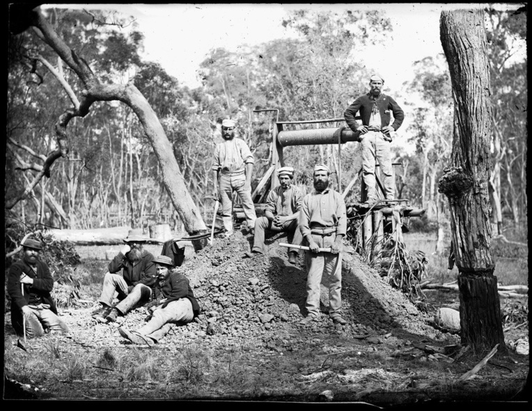 Or, saphirs, opales, le sous-sol australien est riche d’immenses trésors et les « diggers » ont été des dizaines de milliers à tenter leur chance à partir de 1851. Or, saphirs, opales, le sous-sol australien est riche d’immenses trésors et les « diggers » ont été des dizaines de milliers à tenter leur chance à partir de 1851.