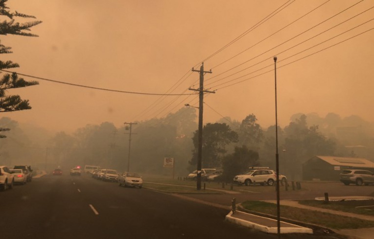 Violents incendies en Australie, des dizaines d'habitations détruites Violents incendies en Australie, des dizaines d'habitations détruites