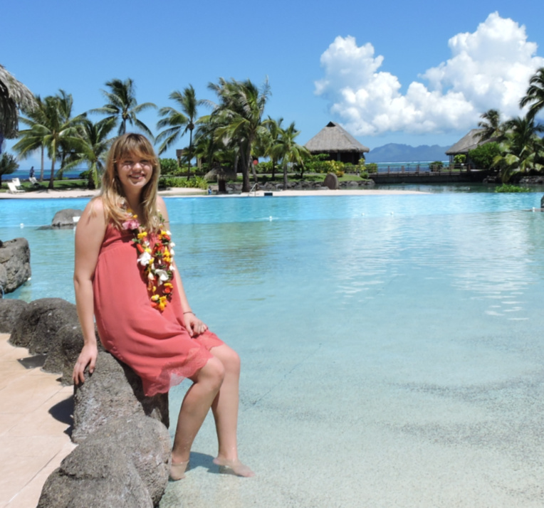 Louane, originaire du nord de la France, semble apprécier le soleil de Tahiti. Louane, originaire du nord de la France, semble apprécier le soleil de Tahiti.