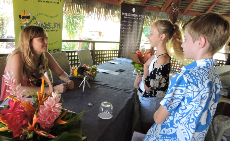 Louane, répondant aux questions de deux jeunes élèves de Mahina, venus l'interviewer dans le cadre de la semaine de la presse.