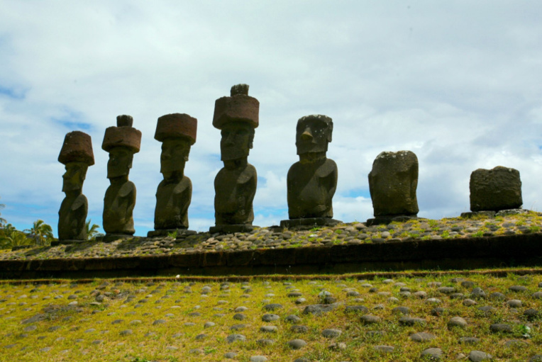 Les moai de la plage d’Anakena : depuis des décennies, l’île de Pâques fait l’objet de plus en plus de théories, toutes « vraies », alors que la plus grande fantaisie est de mise…