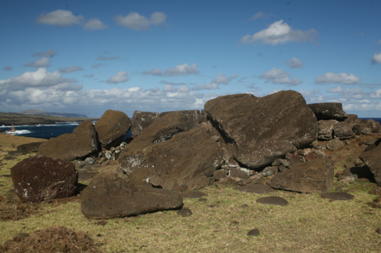 Dans le documentaire de France 5, on nous explique que les moai ont été renversés en douceur, sans être cassés : visiblement, l’auteur de ces affirmations n’a jamais fait le tour de l’île ! Dans le documentaire de France 5, on nous explique que les moai ont été renversés en douceur, sans être cassés : visiblement, l’auteur de ces affirmations n’a jamais fait le tour de l’île !