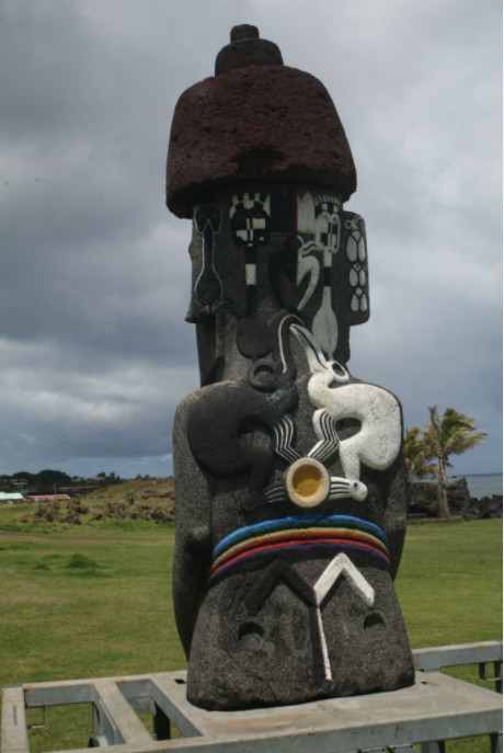 Le moai de la Paix, exposé à Hanga Roa, est en basalte, comme la statue volée à Orongo ; ce moai moderne reprend les ornements dorsaux de la « Briseuse de vagues », contemporaine du règne des hommes-oiseaux.