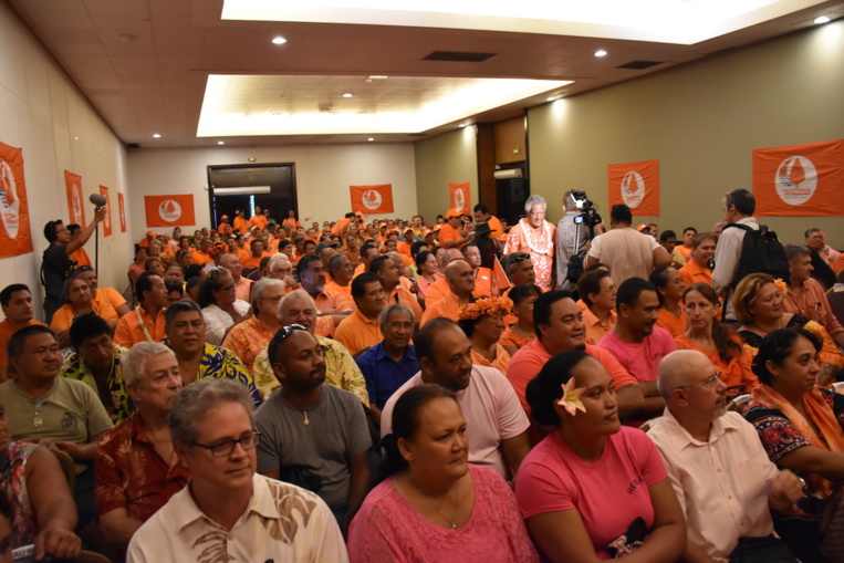 Selon le compte du Tahoera'a Huiraatira, 350 personnes ont participé à ce grand conseil. Selon le compte du Tahoera'a Huiraatira, 350 personnes ont participé à ce grand conseil.