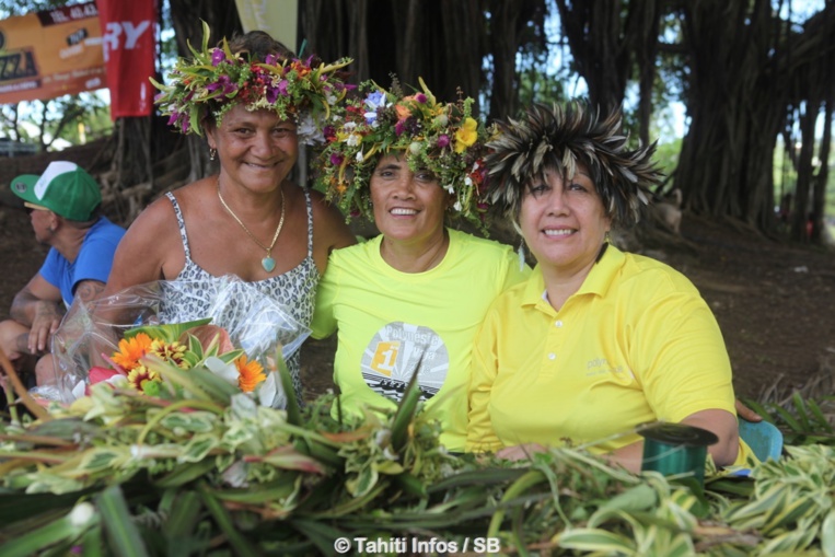 Le concours de la plus belle couronne de tête avec la gagnante, à gauche, Vaseti Teriiapuare