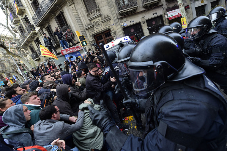 L'arrestation surprise de Puigdemont a conduit dimanche des milliers d'indépendantistes dans la rue.