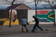 Un samedi de foot et de rugby à Soweto symbolisent la réconciliation raciale