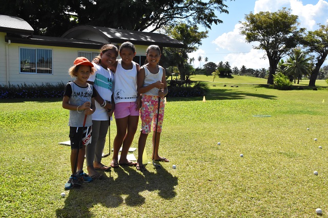 Depuis quelques semaines des cours de golf à neuf classes de CE2, CM1 et CM2 de Papara, Mataiea et Papeari sont donnés
