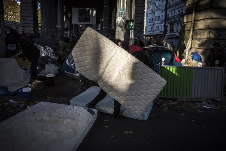 A Paris, un nouveau campement de migrants grossit dans l'indifférence A Paris, un nouveau campement de migrants grossit dans l'indifférence