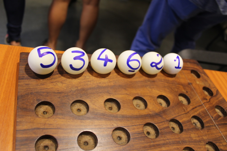 Les six boules numérotées représentent les six listes déposées au Haut-commissariat lundi.
