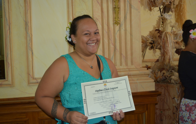 Reiarii Mauritera, toute heureuse de ce diplôme qui représente tant pour elle. Reiarii Mauritera, toute heureuse de ce diplôme qui représente tant pour elle.