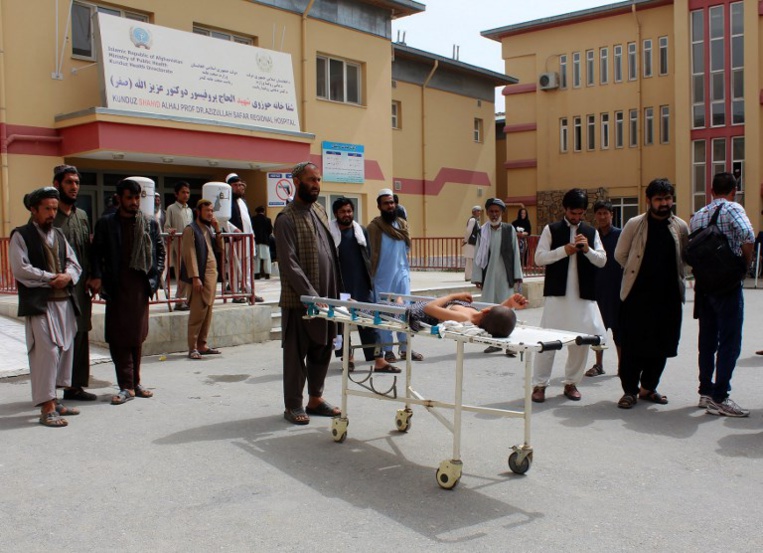 Des rescapés dénoncent une "boucherie" après une "bavure" de l'aviation afghane
