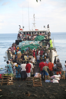 Le bateau qui "beache" à Ranon ; vos fougères sculptées y seront embarquées jusqu'à Port-Vila. C'est après que tout se complique véritablement… Le bateau qui "beache" à Ranon ; vos fougères sculptées y seront embarquées jusqu'à Port-Vila. C'est après que tout se complique véritablement…